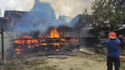 Kebakaran di Lawata Mandonga, Satu Unit Mobil dan Bangsal Kayu Hangus Terbakar 8 Kebakaran di Lawata Mandonga, Satu Unit Mobil dan Bangsal Kayu Hangus Terbakar