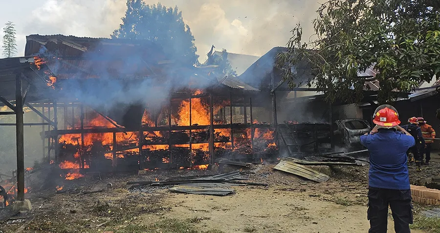 Kebakaran di Lawata Mandonga, Satu Unit Mobil dan Bangsal Kayu Hangus Terbakar 1 Kebakaran di Lawata Mandonga, Satu Unit Mobil dan Bangsal Kayu Hangus Terbakar