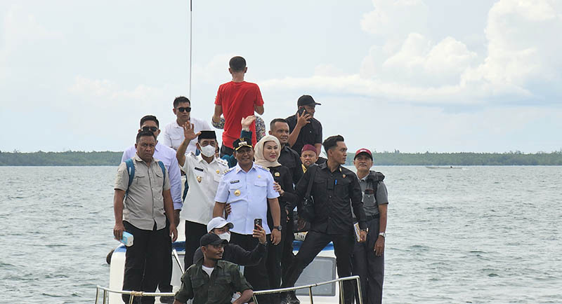 La Ode Darwin-Ali Basa Tiba di Mubar: Dikawal Ratusan Perahu hingga Disambut Acara Adat 3 La Ode Darwin-Ali Basa Tiba di Mubar: Dikawal Ratusan Perahu hingga Disambut Acara Adat