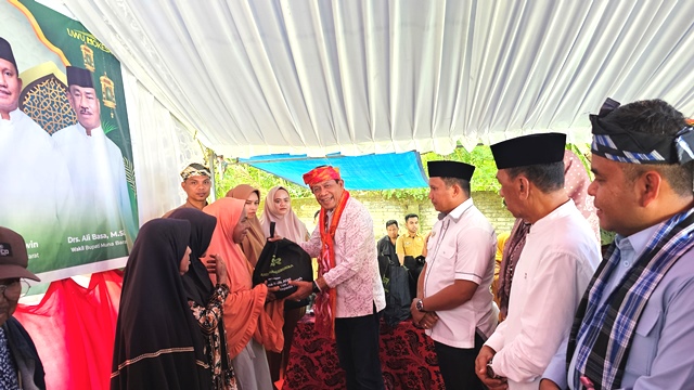 Hugua Kunjungi Muna Barat, Salurkan 6.500 paket sembako hingga Bahas Program 100 Hari dan Hibah Aset