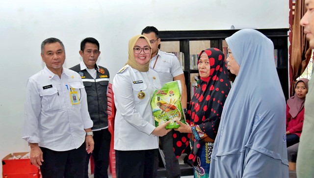 Pemkot Kendari Salurkan 316 Paket Sembako untuk Warga Terdampak Banjir di Tiga Kelurahan