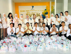 Peringati HUT ke-14, BPR Bahteramas Kendari Bagi Sembako di 14 Titik dan Takjil