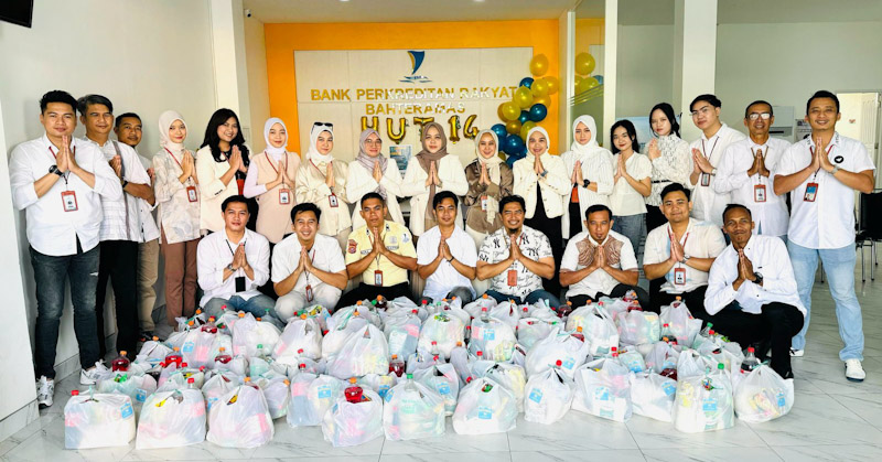 Peringati HUT ke-14, BPR Bahteramas Kendari Bagi Sembako di 14 Titik dan Takjil 1 Peringati HUT ke-14, BPR Bahteramas Kendari Bagi Sembako di 14 Titik dan Takjil