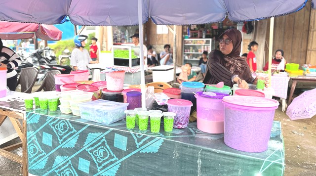 Pedagang Takjil di Kendari Gigit Jari, Dagangan Tak Laku karena Hujan 1 Pedagang Takjil di Kendari Gigit Jari, Dagangan Tak Laku karena Hujan