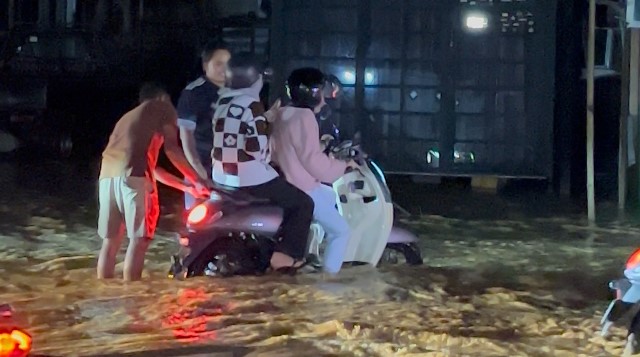 Banjir Langganan di Kendari, Warga Kambu Gotong Royong Atur Lalu Lintas 1 Banjir Langganan di Kendari, Warga Kambu Gotong Royong Atur Lalu Lintas