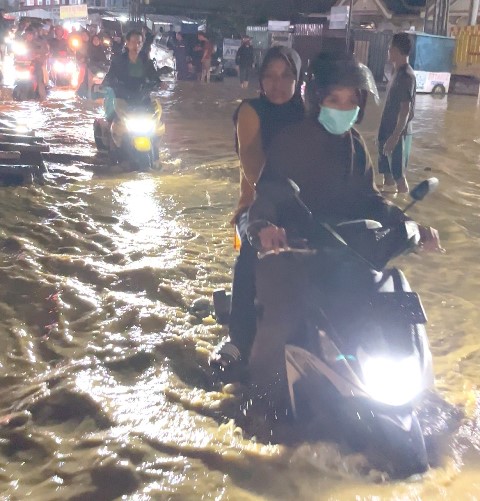 Banjir Langganan di Kendari, Warga Kambu Gotong Royong Atur Lalu Lintas 3 Banjir Langganan di Kendari, Warga Kambu Gotong Royong Atur Lalu Lintas