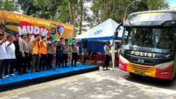 Polda Sultra Fasilitasi Mudik Gratis Mahasiswa UHO ke Muna, Muna Barat, dan Buton Tengah 12 Polda Sultra Fasilitasi Mudik Gratis Mahasiswa UHO ke Muna, Muna Barat, dan Buton Tengah