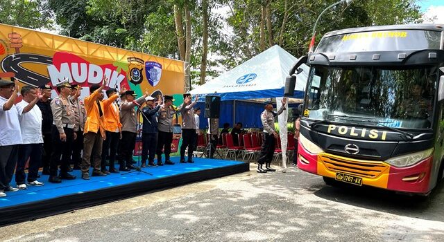 Polda Sultra Fasilitasi Mudik Gratis Mahasiswa UHO ke Muna, Muna Barat, dan Buton Tengah 1 Polda Sultra Fasilitasi Mudik Gratis Mahasiswa UHO ke Muna, Muna Barat, dan Buton Tengah