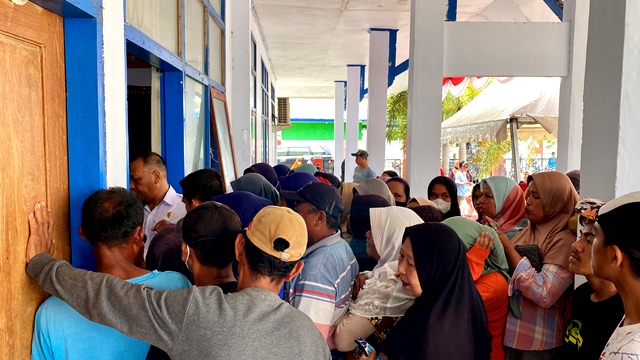 Warga Buton Selatan Serbu Pasar Murah, 5 Ton Beras Ludes Terjual 1 Warga Buton Selatan Serbu Pasar Murah, 5 Ton Beras Ludes Terjual