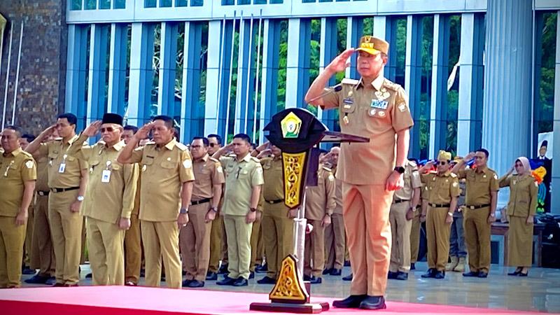 Pimpin Apel Perdana, Gubernur ASR Bagi 556 Paket Sembako dan Janji Bakal Naikan TPP ASN 1 Pimpin Apel Perdana, Gubernur ASR Bagi 556 Paket Sembako dan Janji Bakal Naikan TPP ASN