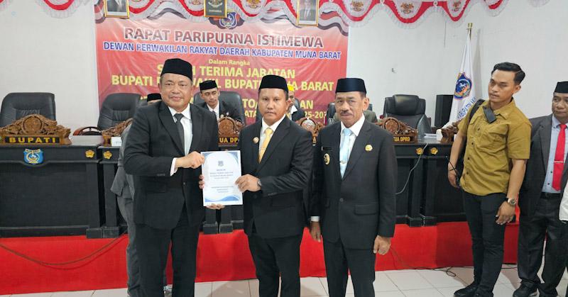 Pahri Yamsul Serahkan Kepemimpinan, La Ode Darwin: Terima Kasih Dedikasinya untuk Mubar 1 Pahri Yamsul Serahkan Kepemimpinan, La Ode Darwin: Terima Kasih Dedikasinya untuk Mubar