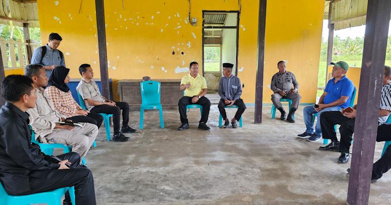 Hari Pertama Berkantor di Desa, Bupati Mubar Temukan Fasilitas Pelayanan di Desa Kasimpa Jaya Amburadul 1 Hari Pertama Berkantor di Desa, Bupati Mubar Temukan Fasilitas Pelayanan di Desa Kasimpa Jaya Amburadul