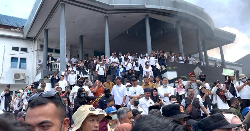 Ratusan CASN dan PPPK Gelar Aksi di DPRD Sultra, Tuntut Pengangkatan Dipercepat 1 Ratusan CASN dan PPPK Gelar Aksi di DPRD Sultra, Tuntut Pengangkatan Dipercepat