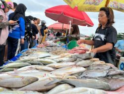 Penjual Ikan di Samping TPI Kendari Keluhkan Pembeli Sepi