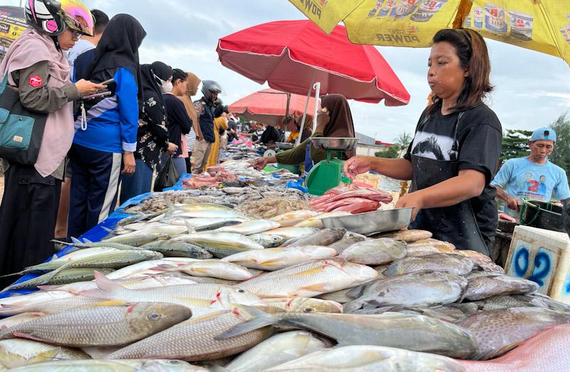 Penjual Ikan di Samping TPI Kendari Keluhkan Pembeli Sepi 1 Penjual Ikan di Samping TPI Kendari Keluhkan Pembeli Sepi
