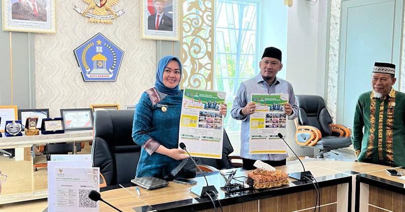 Siska-Sudirman Bayar Zakat Fitrah ke Baznas Kendari