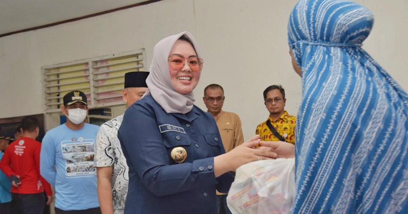 Wali Kota Kendari Salurkan Bantuan Sosial kepada 122 KK Korban Banjir
