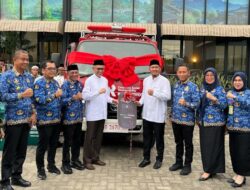 Kalla Toyota Serahkan Mobil Damkar dan 35 Tempat Sampah untuk Kota Kendari