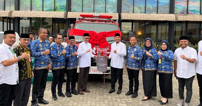 Kalla Toyota Serahkan Mobil Damkar dan 35 Tempat Sampah untuk Kota Kendari