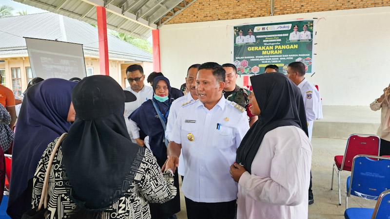 Gerakan Pangan Murah di Mubar, Bupati Sisihkan Uang Pribadi Bantu Warga Penuhi Kebutuhan 1 Gerakan Pangan Murah di Mubar, Bupati Sisihkan Uang Pribadi Bantu Warga Penuhi Kebutuhan