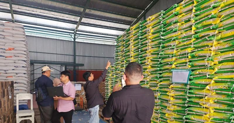 Jelang Lebaran, Bulog Raha Pastikan Stok Bahan Pangan di Tiga Kabupaten Aman 1 Jelang Lebaran, Bulog Raha Pastikan Stok Bahan Pangan di Tiga Kabupaten Aman