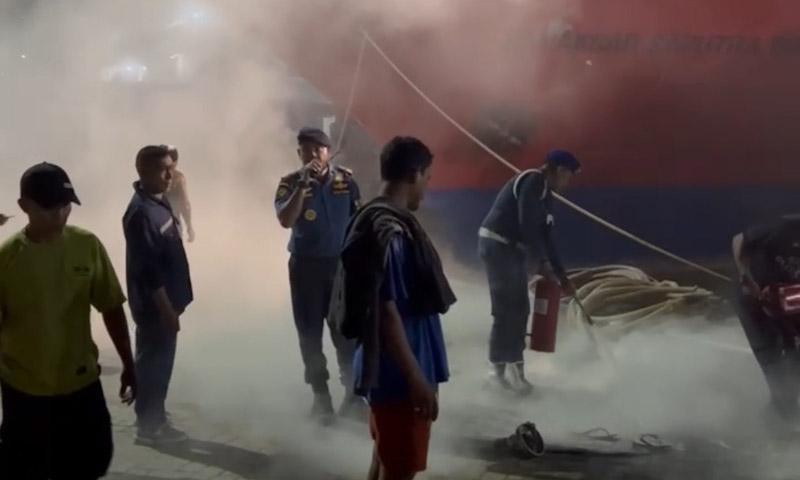 KSOP Kendari Sebut Penyebab Kebakaran di Pelabuhan Kapal Malam karena Percikan Busi 1 KSOP Kendari Sebut Penyebab Kebakaran di Pelabuhan Kapal Malam karena Percikan Busi