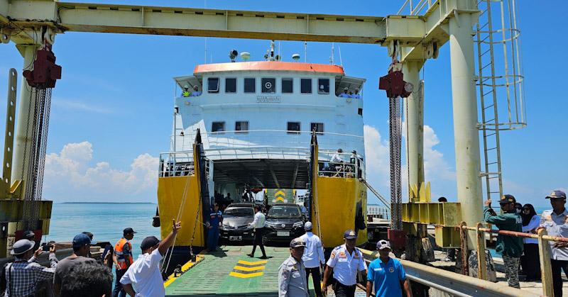 Lintasan Feri Torobulu–Tondasi Resmi Beroperasi, KMP Pulau Rubiah Dipadati Penumpang 1 Lintasan Feri Torobulu–Tondasi Resmi Beroperasi, KMP Pulau Rubiah Dipadati Penumpang