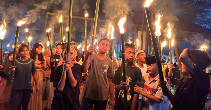 Malam Terakhir Ramadan di Ranomeeto: Pawai Obor, Takbir, dan Kenangan yang Hidup 1 Malam Terakhir Ramadan di Ranomeeto: Pawai Obor, Takbir, dan Kenangan yang Hidup