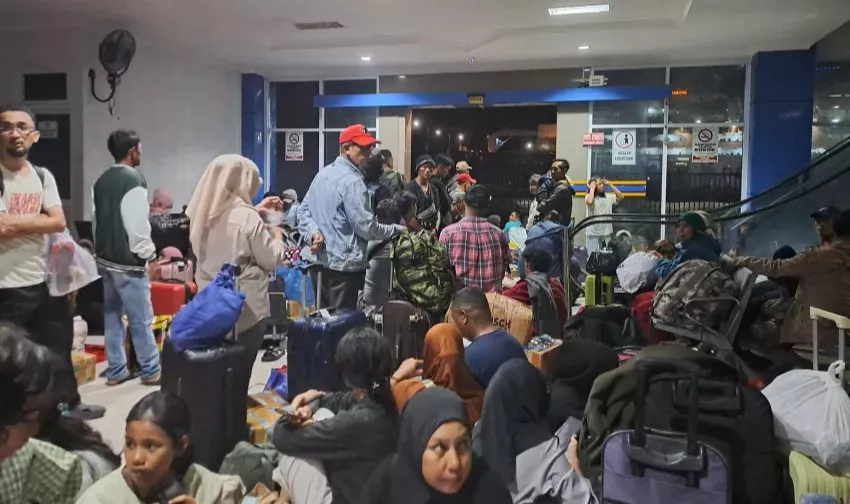 Puncak Arus Mudik, Penumpang KM Sinabung Menumpuk di Pelabuhan Murhum Baubau 3 Puncak Arus Mudik, Penumpang KM Sinabung Menumpuk di Pelabuhan Murhum Baubau