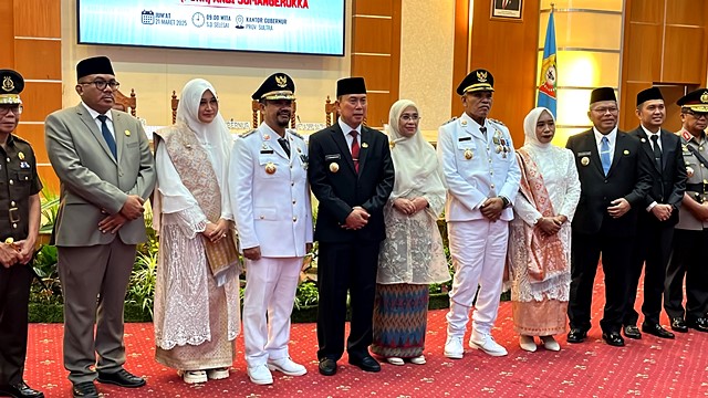 Pelantikan Bupati dan Wakil Bupati Buton Tengah: Azhari Fokus Pendidikan dan Perikanan 1 Pelantikan Bupati dan Wakil Bupati Buton Tengah: Azhari Fokus Pendidikan dan Perikanan