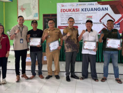 OJK Sultra Gandeng BPR Bahteramas Konawe Perkuat Literasi di Tiga Desa di Wonggeduku Barat