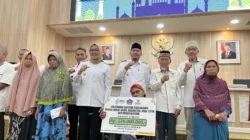 Pemkot Kendari dan Baznas Salurkan Paket Sembako dan Uang Tunai kepada Warga yang Membutuhkan 5 Pemkot Kendari dan Baznas Salurkan Paket Sembako dan Uang Tunai kepada Warga yang Membutuhkan