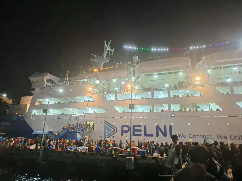 Puncak Arus Mudik, Penumpang KM Sinabung Menumpuk di Pelabuhan Murhum Baubau 1 Puncak Arus Mudik, Penumpang KM Sinabung Menumpuk di Pelabuhan Murhum Baubau