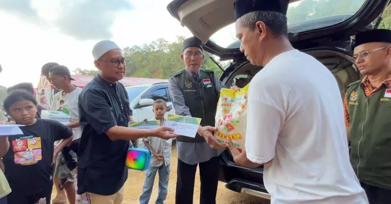 Baznas Kendari Distribusikan Zakat Fitrah dan Fidyah kepada Warga di TPA Puuwatu 1 Baznas Kendari Distribusikan Zakat Fitrah dan Fidyah kepada Warga di TPA Puuwatu