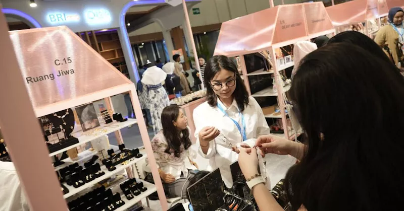 Lewat UMKM EXPO(RT), BRI Bantu Pengusaha UMKM Aksesori Ini Dapatkan Akses Pasar di Kancah Global 1 Lewat UMKM EXPO(RT), BRI Bantu Pengusaha UMKM Aksesori Ini Dapatkan Akses Pasar di Kancah Global