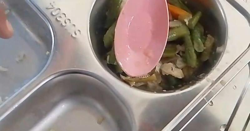 Ulat Sayur Ditemukan di Menu MBG di SMPN 1 Barangka Muna Barat 1 Ulat Sayur Ditemukan di Menu MBG di SMPN 1 Barangka Muna Barat