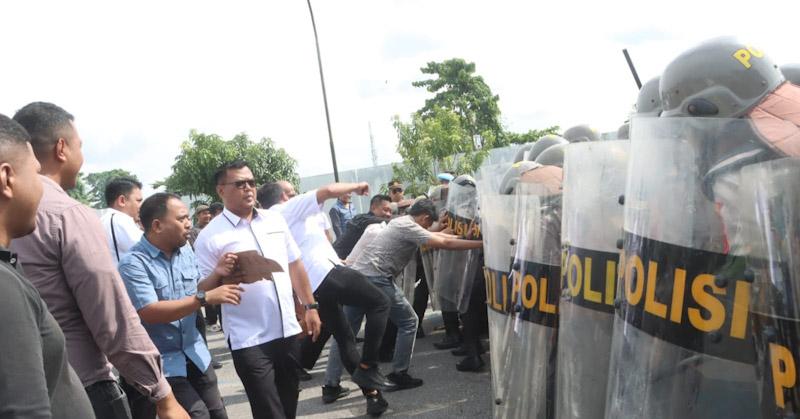 Jelang Hari Buruh Internasional, Polresta Kendari Simulasi Pengamanan Hadapi Massa Aksi 1 Jelang Hari Buruh Internasional, Polresta Kendari Simulasi Pengamanan Hadapi Massa Aksi