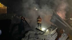 Kebakaran Hebat di Kendari: 2 Rumah Hangus, 3 Motor Ludes, Kerugian Besar 14 Kebakaran Hebat di Kendari: 2 Rumah Hangus, 3 Motor Ludes, Kerugian Besar