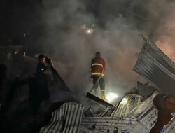 Kebakaran Hebat di Kendari: 2 Rumah Hangus, 3 Motor Ludes, Kerugian Besar
