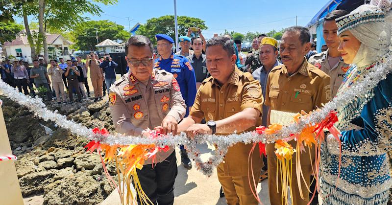 Kapolda Sultra Resmikan Marnit Polairud di Mubar, Bupati Harap Tak Ada Lagi Illegal Fishing 1 Kapolda Sultra Resmikan Marnit Polairud di Mubar, Bupati Harap Tak Ada Lagi Illegal Fishing