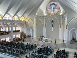 Gereja Paroki Santo Clemens Kendari Rayakan Paskah dengan Tema Kebangkitan Tuhan