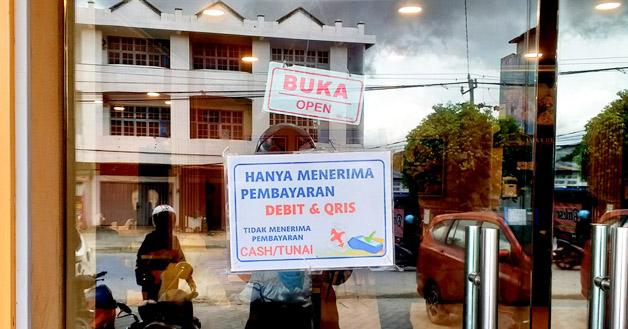 Uang Tunai Tak Laku di Rumah Makan Ini, Warga Kendari Kecewa