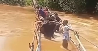 Jembatan Tunggal Diterjang Banjir, 105 KK Warga Konawe Utara Terisolasi dan Butuh Bantuan 1 Jembatan Tunggal Diterjang Banjir, 105 KK Warga Konawe Utara Terisolasi dan Butuh Bantuan