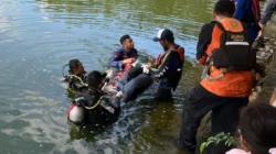 Terseret Ombak di Pantai Nambo Saat Rekreasi, Bocah 12 Tahun Ditemukan Tak Bernyawa 11 Terseret Ombak di Pantai Nambo Saat Rekreasi, Bocah 12 Tahun Ditemukan Tak Bernyawa
