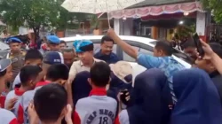 Hujan Deras Tak Halangi Sambutan Meriah Pelajar & Warga Baubau untuk Gubernur ASR