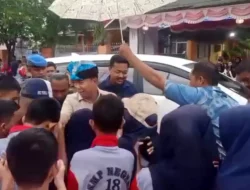 Hujan Deras Tak Halangi Sambutan Meriah Pelajar & Warga Baubau untuk Gubernur ASR