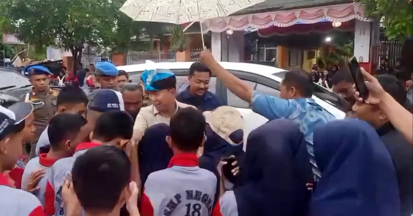 Hujan Deras Tak Halangi Sambutan Meriah Pelajar & Warga Baubau untuk Gubernur ASR 1 Hujan Deras Tak Halangi Sambutan Meriah Pelajar & Warga Baubau untuk Gubernur ASR