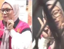 ASN Pemkot Kendari Tersangka Korupsi, Tebar Senyum dan Kode Dua Jari Saat Ditahan