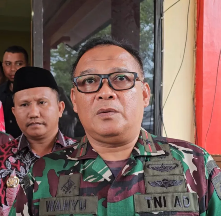 Danrem 143/HO Tegaskan Tak Akan Lindungi Oknum TNI Pengeroyok Polisi di Muna Barat, Pastikan Proses Hukum Berjalan 1 Brigjen TNI Raden Wahyu Sugiarto