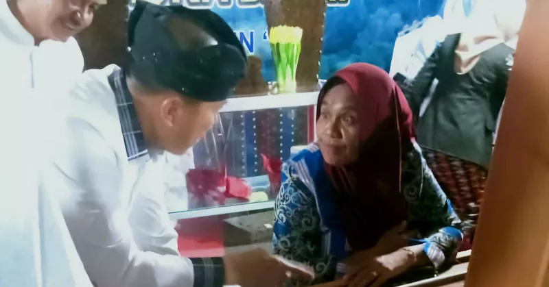 Kunjungi Stand Muna Barat, Gubernur dan Ketua Dekranasda Sultra Beli Kain Tenun hingga Sawer Penenun